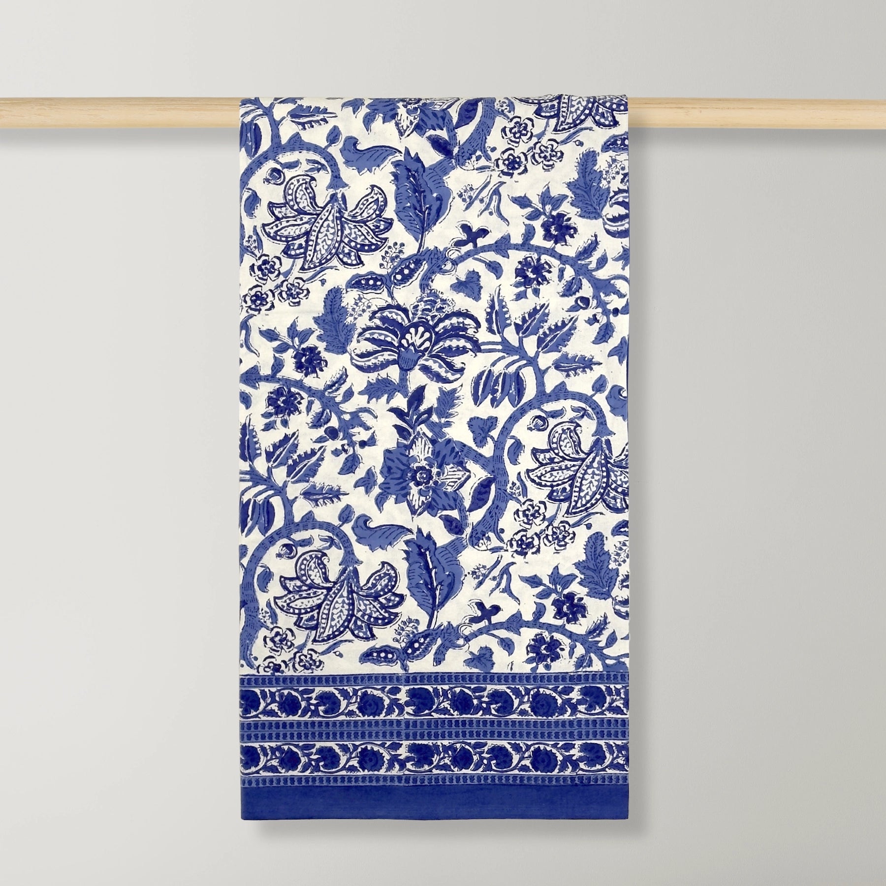 Mantel Bombay sobre tubo con estampado artesanal colorido