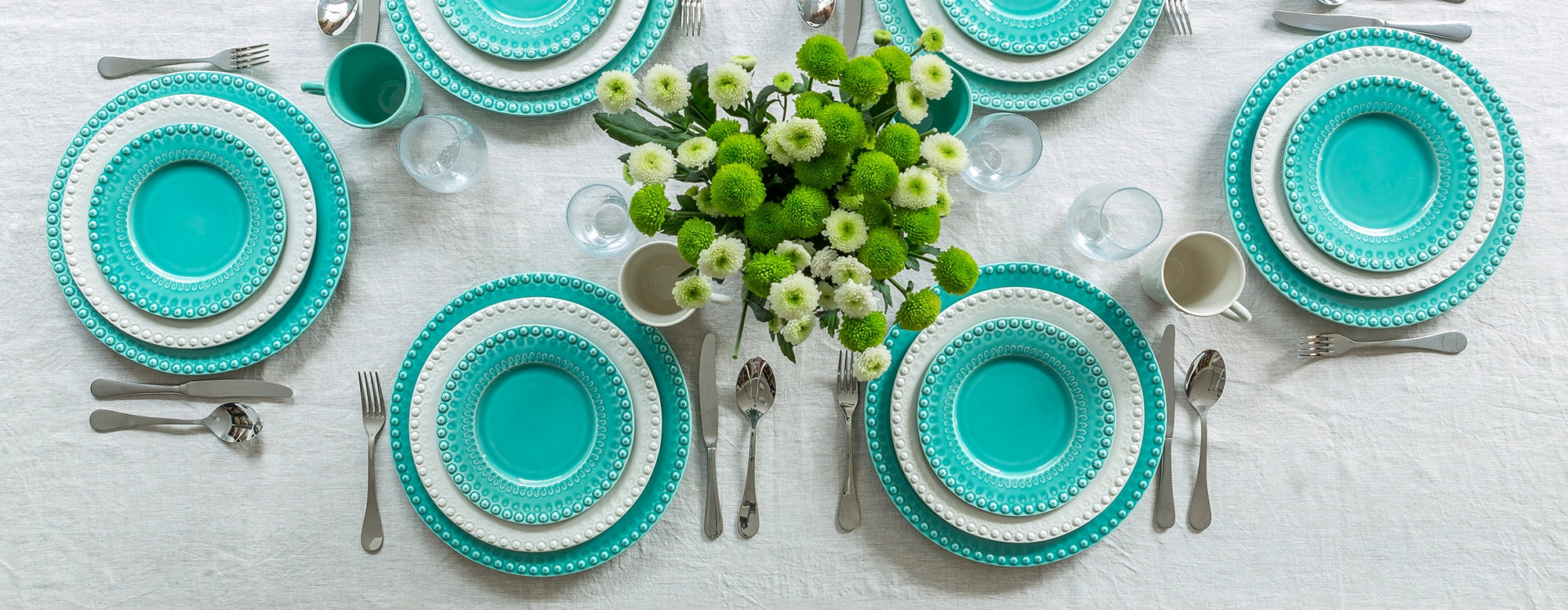 Composición de mesa combinando la vajilla Fantasía Aqua con una pieza figurativa de Bordallo Pinheiro.