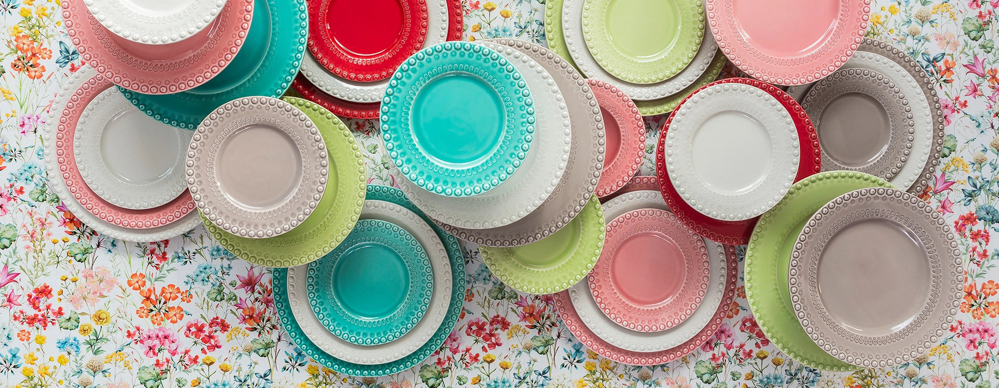 Mesa de comedor con la vajilla Fantasía Avena, destacando el uso de colores neutros.