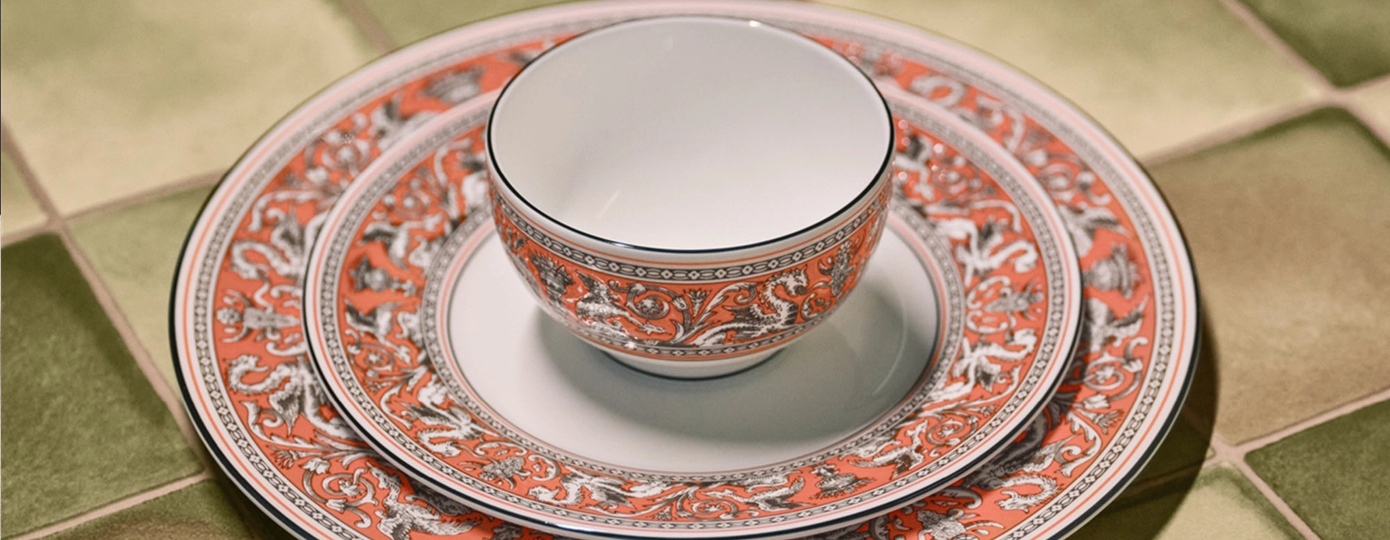 Primer plano de un plato de la vajilla Florentine Salmon de Wedgwood, mostrando los detalles intrincados del diseño en relieve.