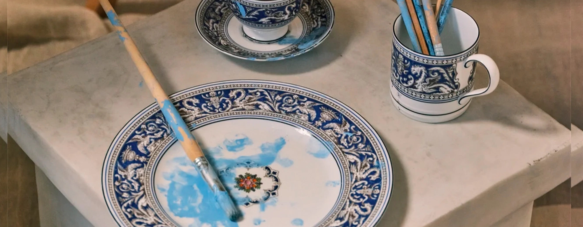 Primer plano de un plato de la vajilla Florentine Marine de Wedgwood, mostrando los detalles intrincados del diseño.