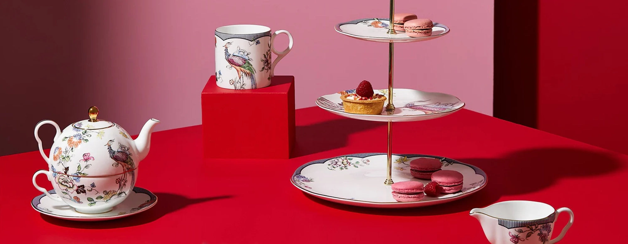 Mesa con la vajilla completa de la colección Fortune, con una tetera y tazas de té, mostrando un estilo sereno y elegante.