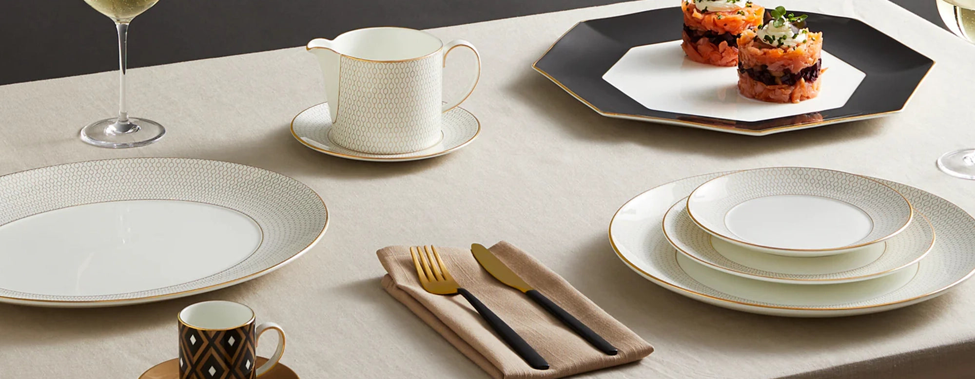 Mesa con la vajilla completa de la colección Gio Gold, con un estilo limpio y moderno.