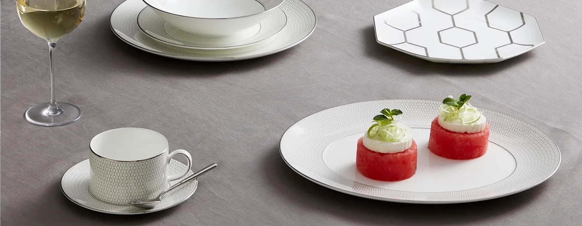 Mesa con la vajilla completa de la colección Gio Platinum, con un estilo limpio y moderno.