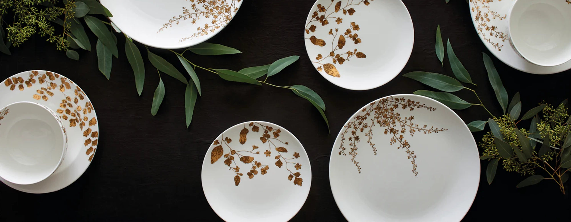 Mesa con la vajilla completa de la colección Jardin de Wedgwood, con un estilo elegante y natural.