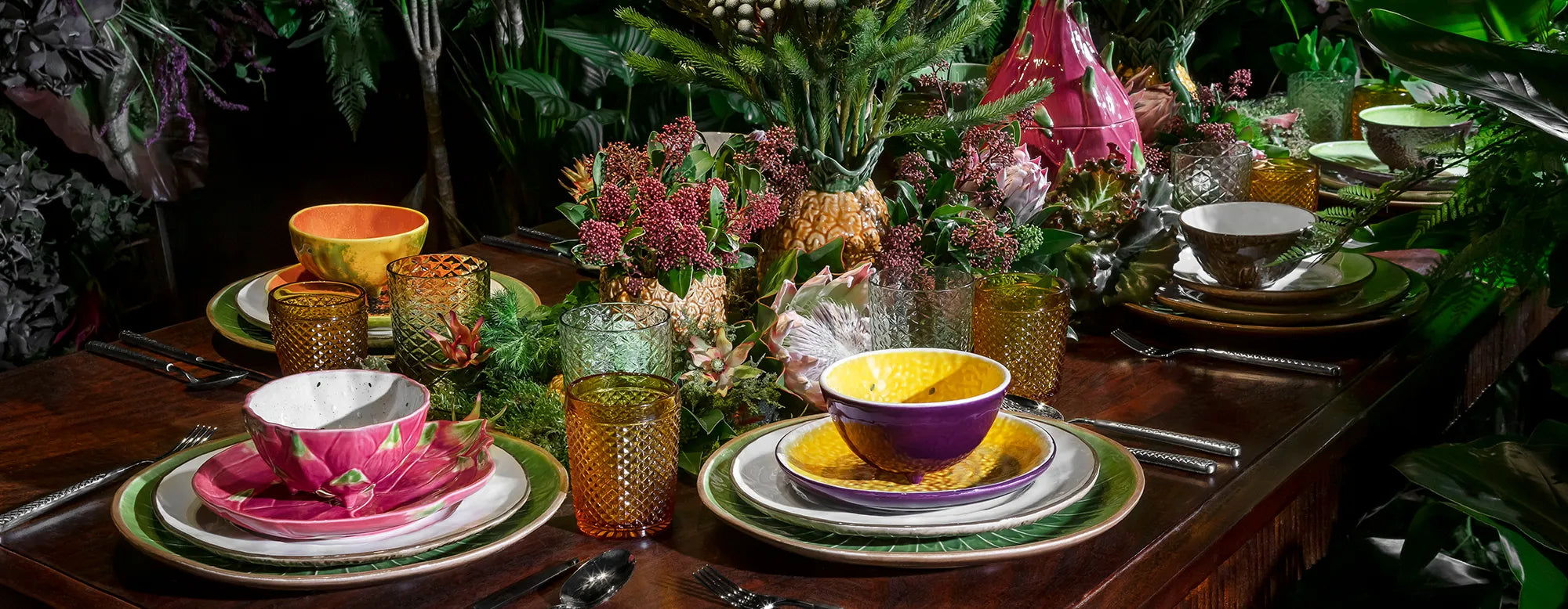 Composición de mesa con la vajilla Frutas Tropicales de Bordallo Pinheiro, mostrando boles de ruta de la pasion y platos de kiwi.