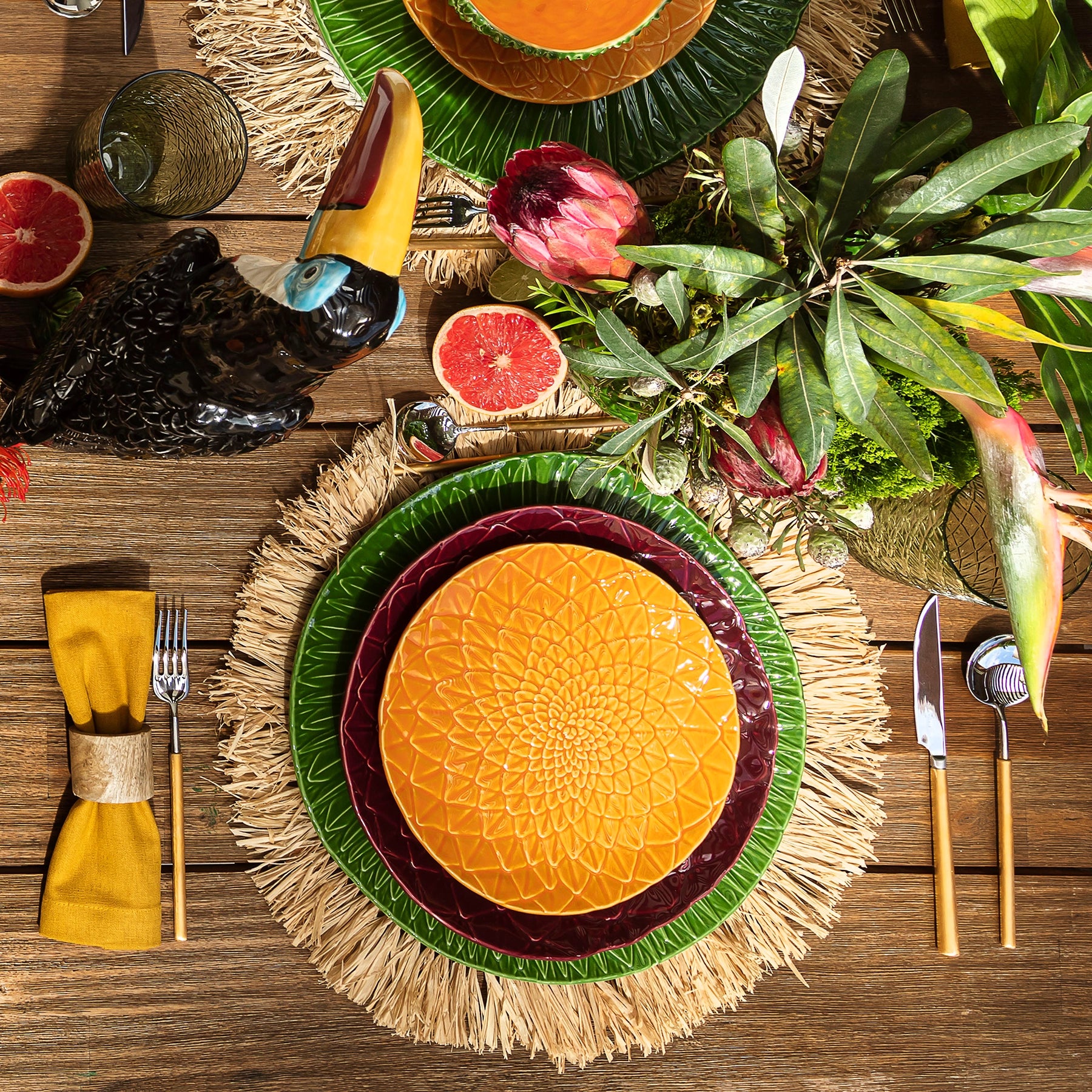 Mesa decorada con plato de fruta Amazonia, diseño colaborativo y exótico