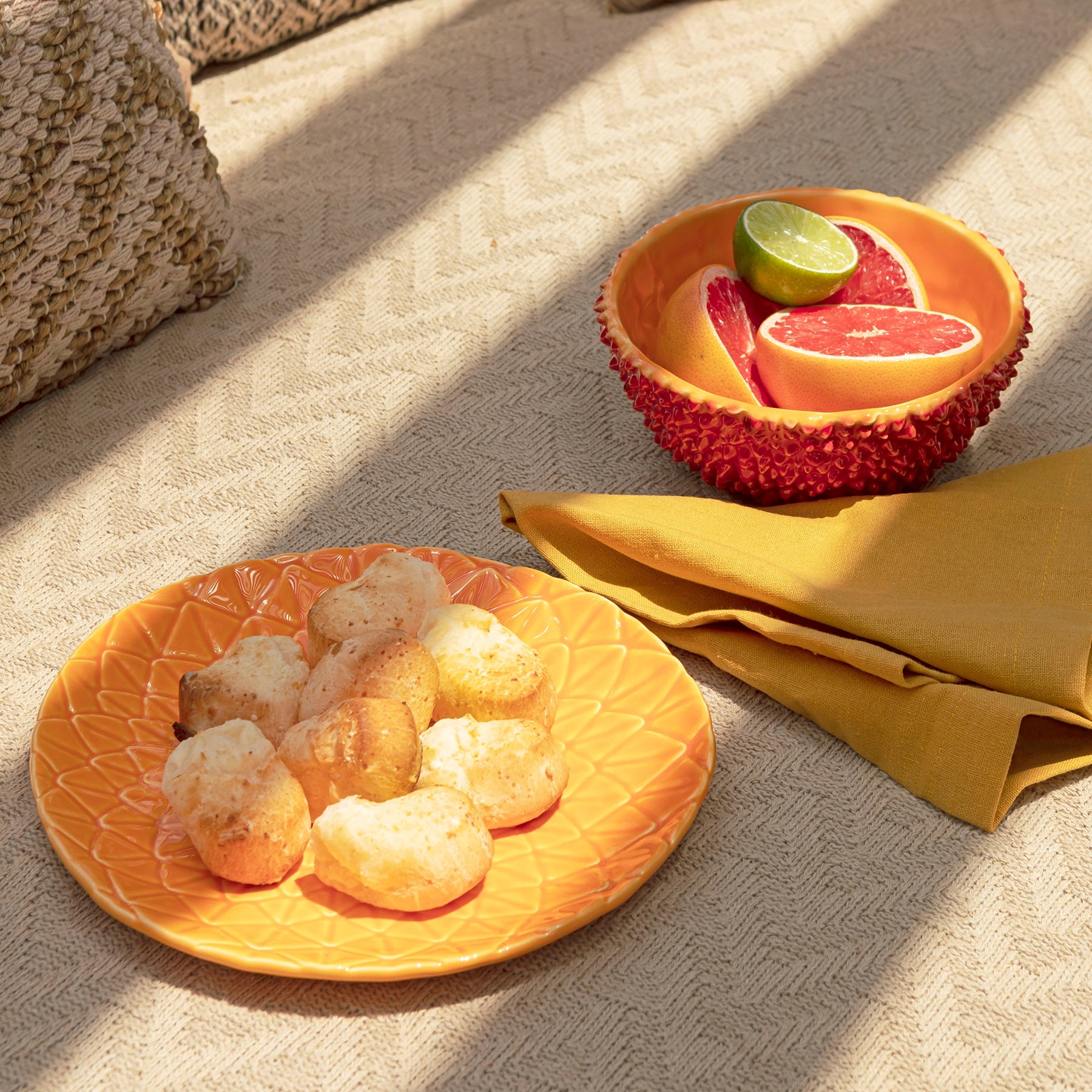 Mesa decorada con bowl rojo Amazonia, homenaje a la biodiversidad