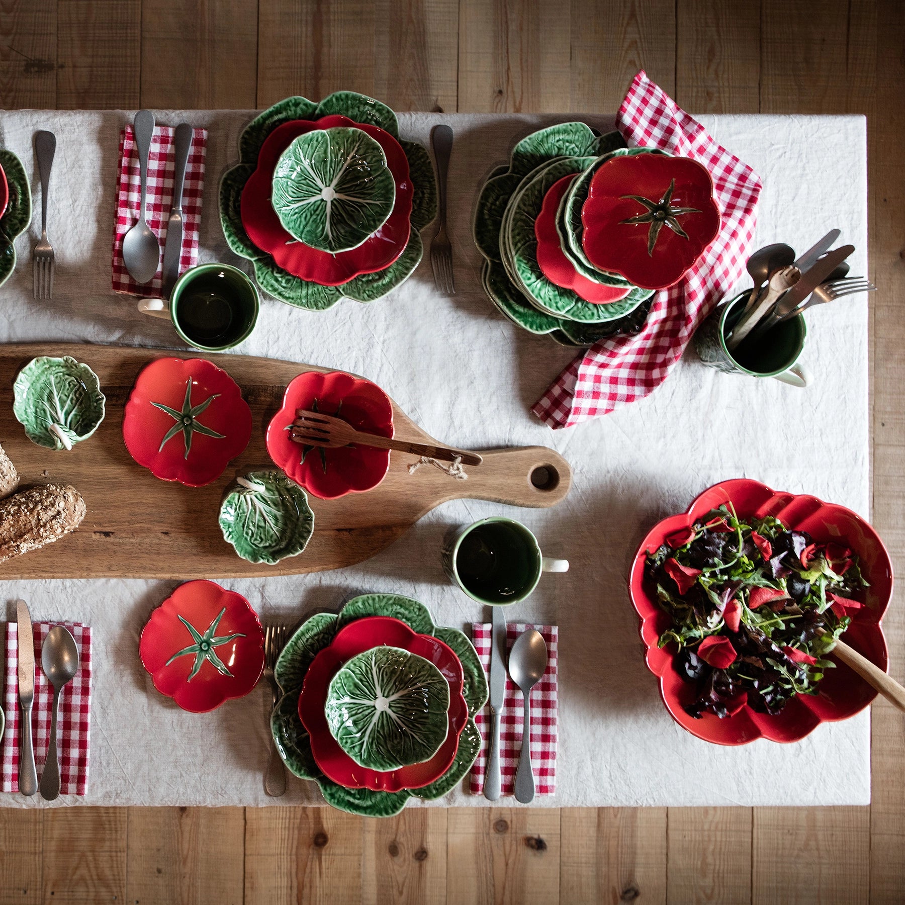 Mesa decorada con quesera y vajilla Couvé, mezcla de tradición y diseño