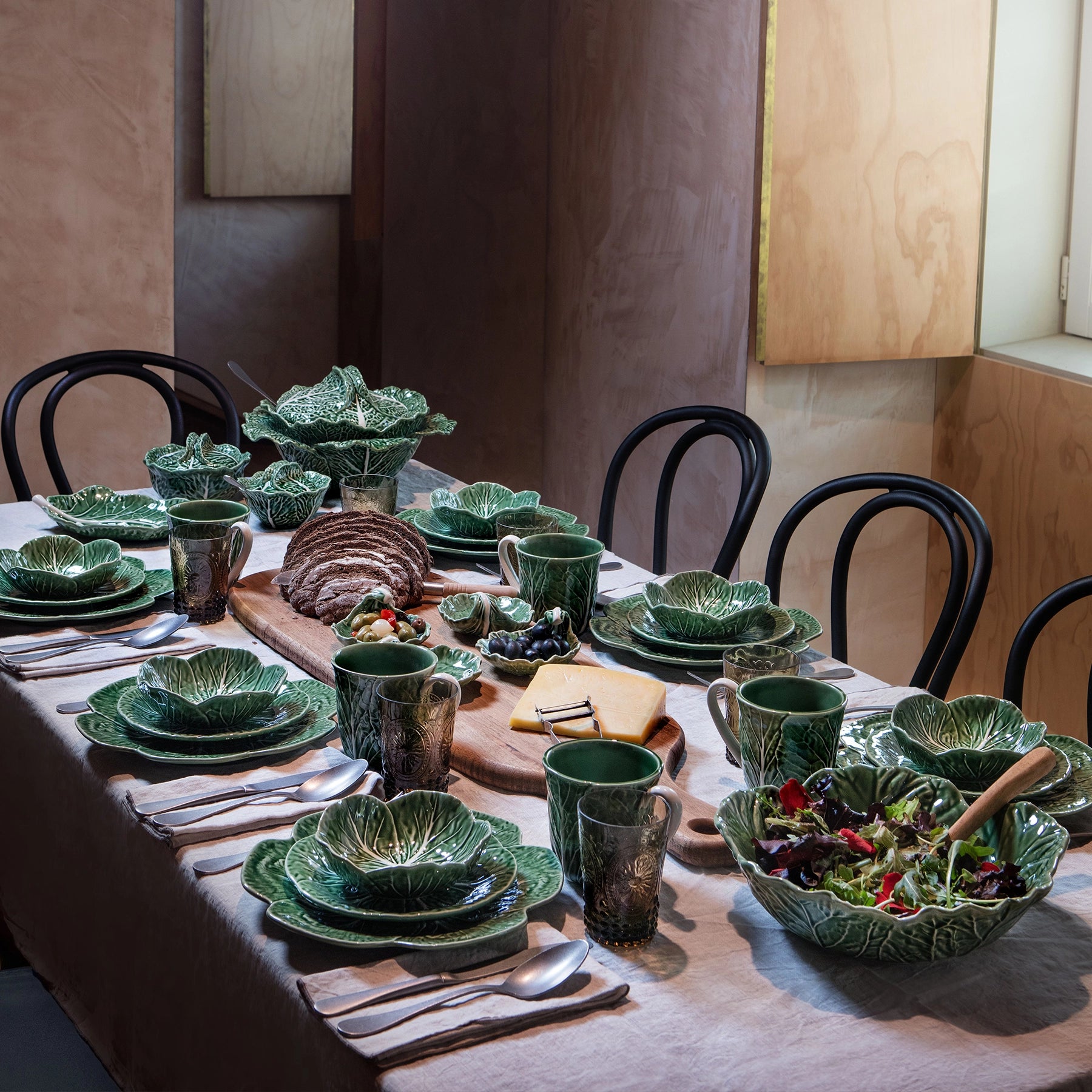 Mesa decorada con ensaladera Couvé, fusión de tradición y elegancia