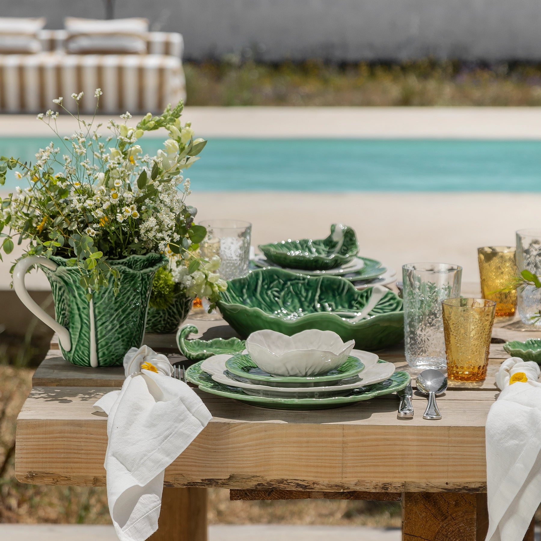 Mesa decorada con plato de postre Couvé, fusión de arte y tradición