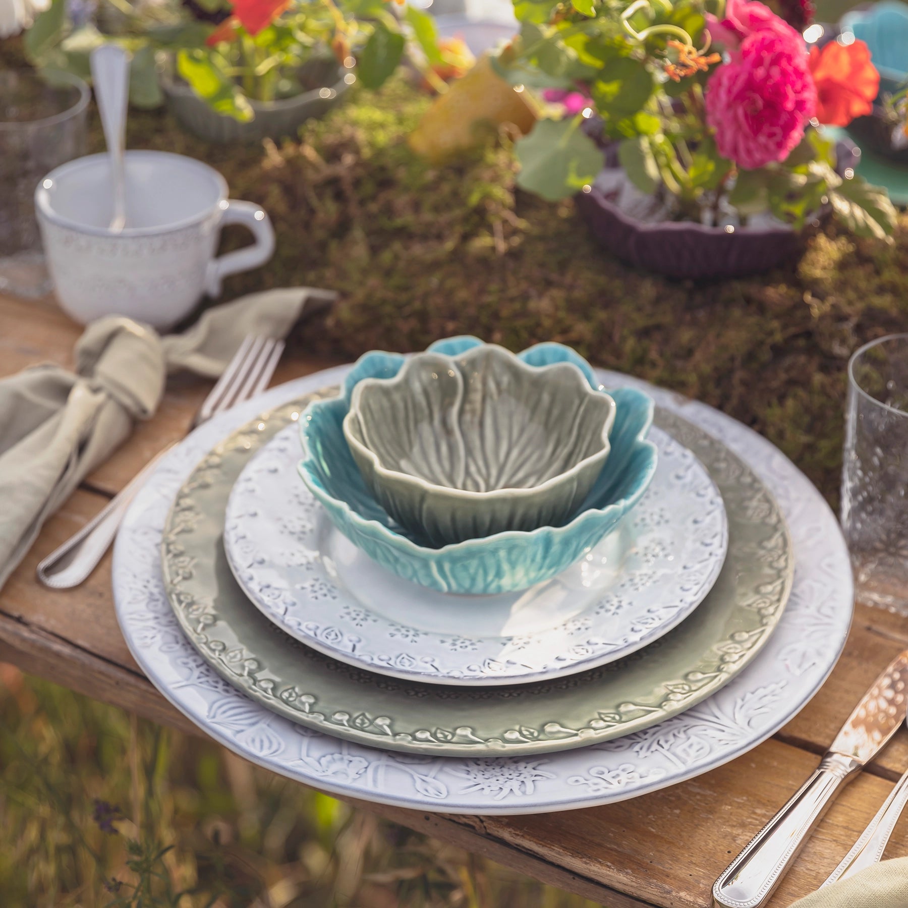 Bowl Flora verde oliva en mesa decorada con estilo campestre y frutas frescas