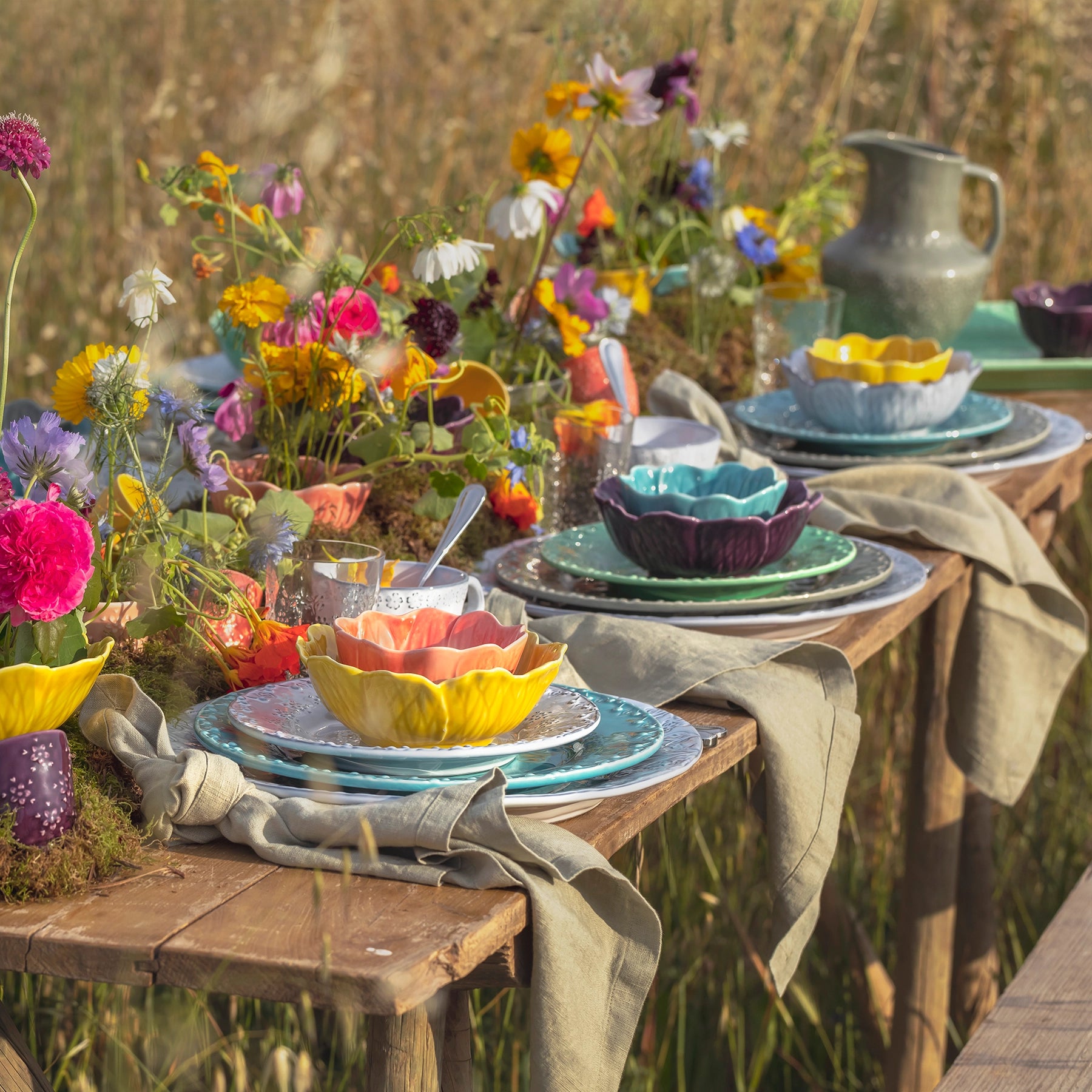 Taza artesanal Flora púrpura sobre mesa con decoración campestre