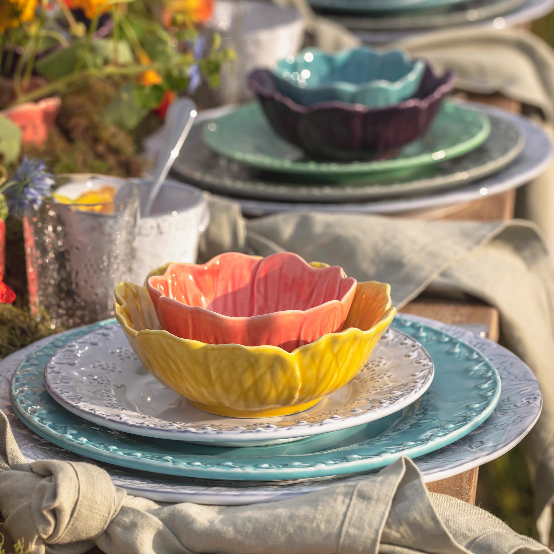 Mesa decorada con Plato principal Azul Flora con relieve natural