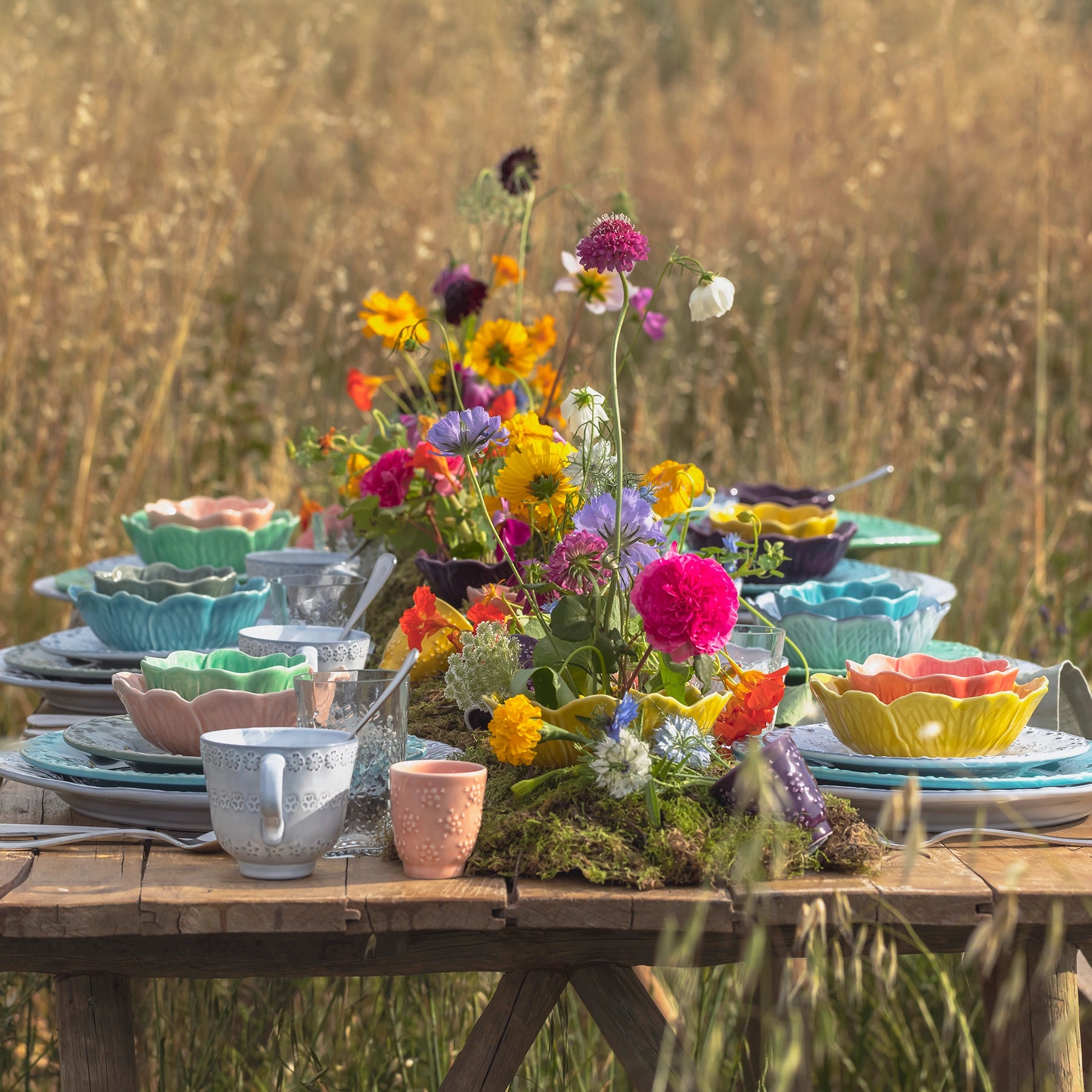 Plato Flora verde sobre mesa decorada con vajilla de campo y flores silvestres