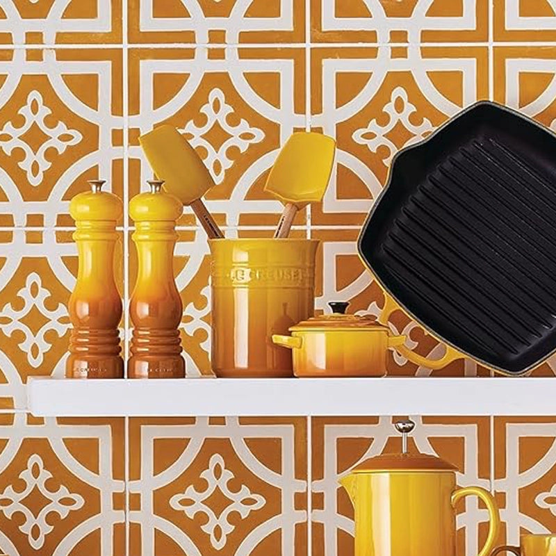 Recipiente decorativo con flores en cocina moderna