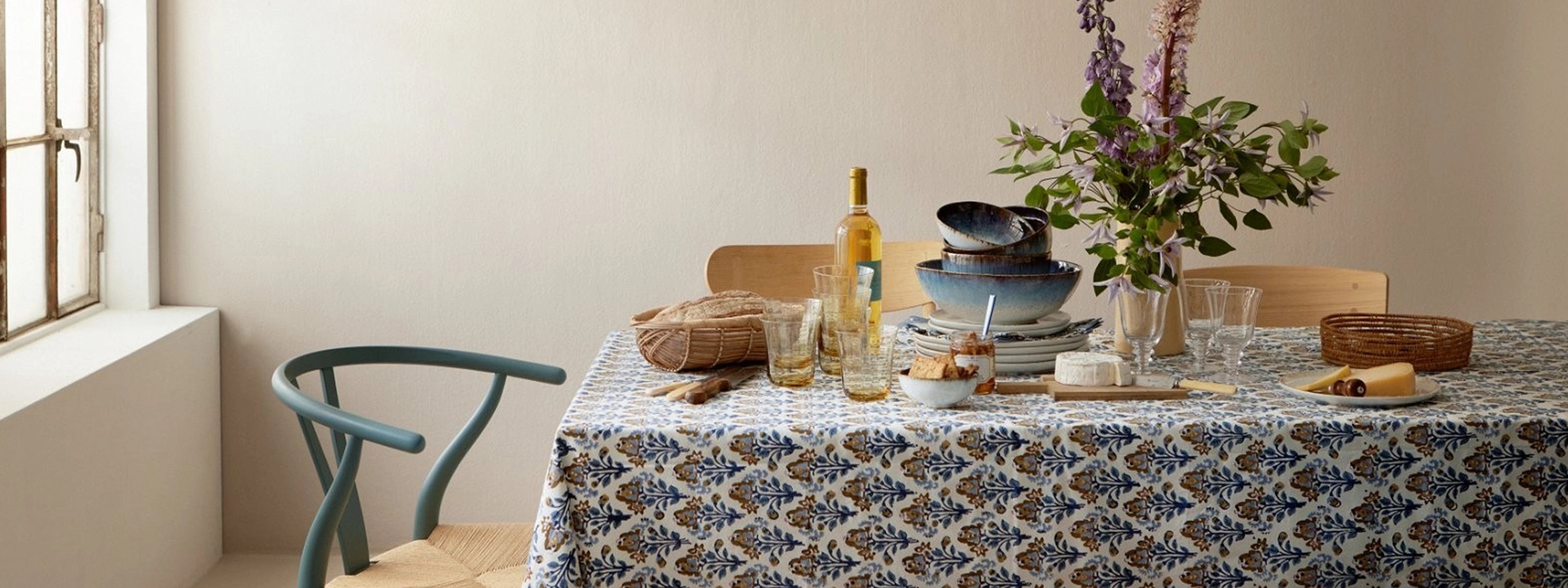 Mantel de lino bungalow estampado, ideal para mesas de comedor rústicas y elegantes.