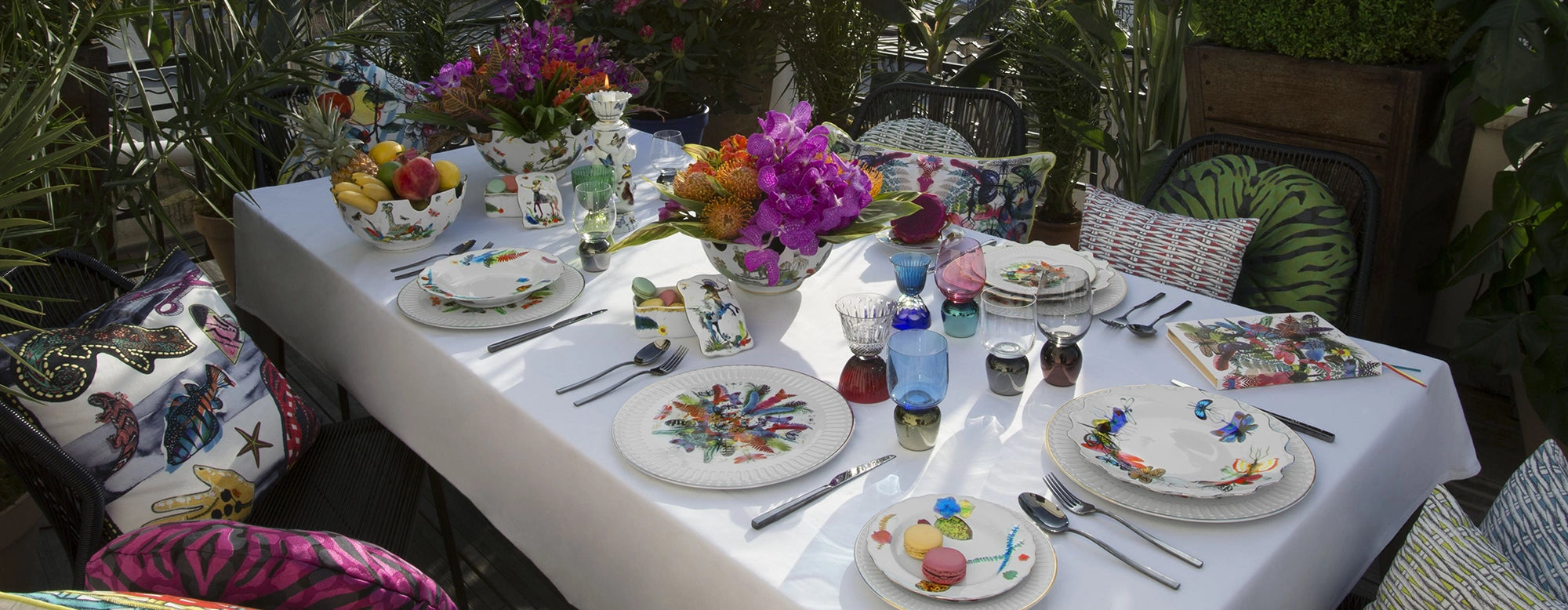 Composición completa de la vajilla Caribe, mostrando el estilo exuberante y de herbario barroco.