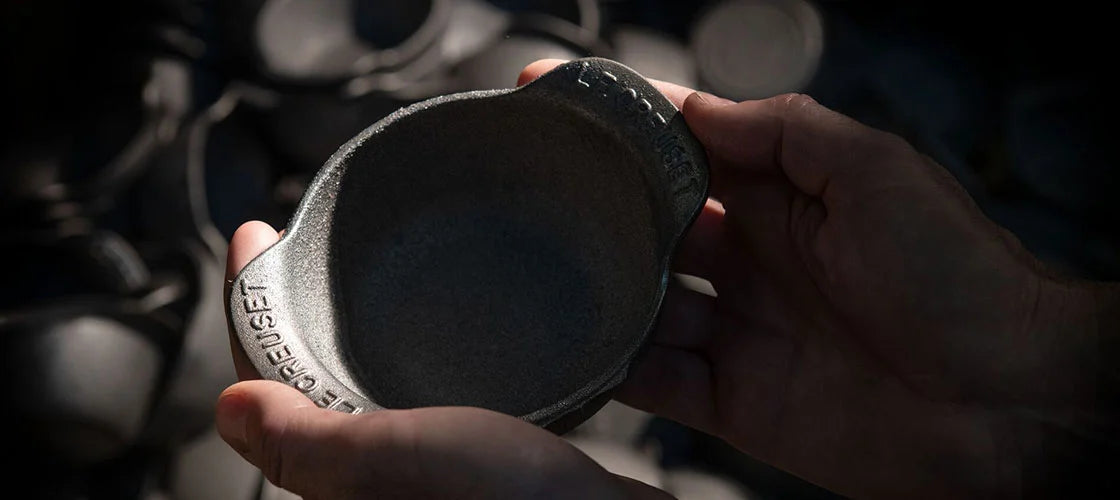 Detalle de la artesania Le Creuset en una cacerola de hierro fundido