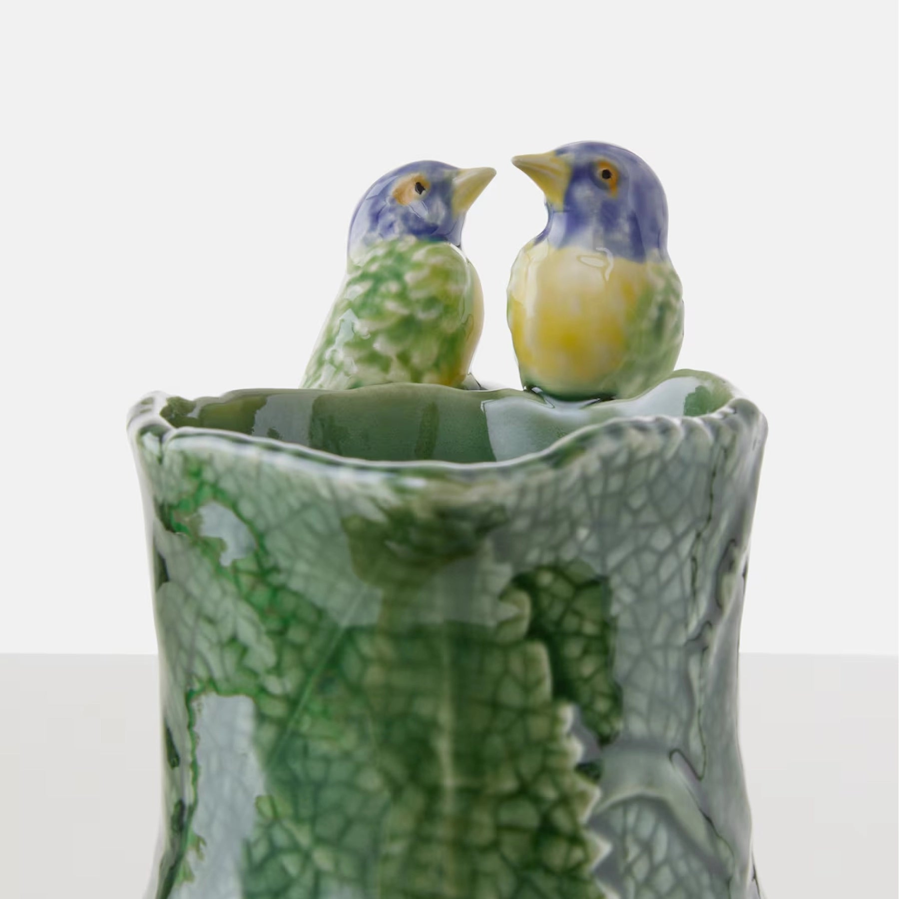 Detalle del relieve con aves y flores en la Jarra Cineraria