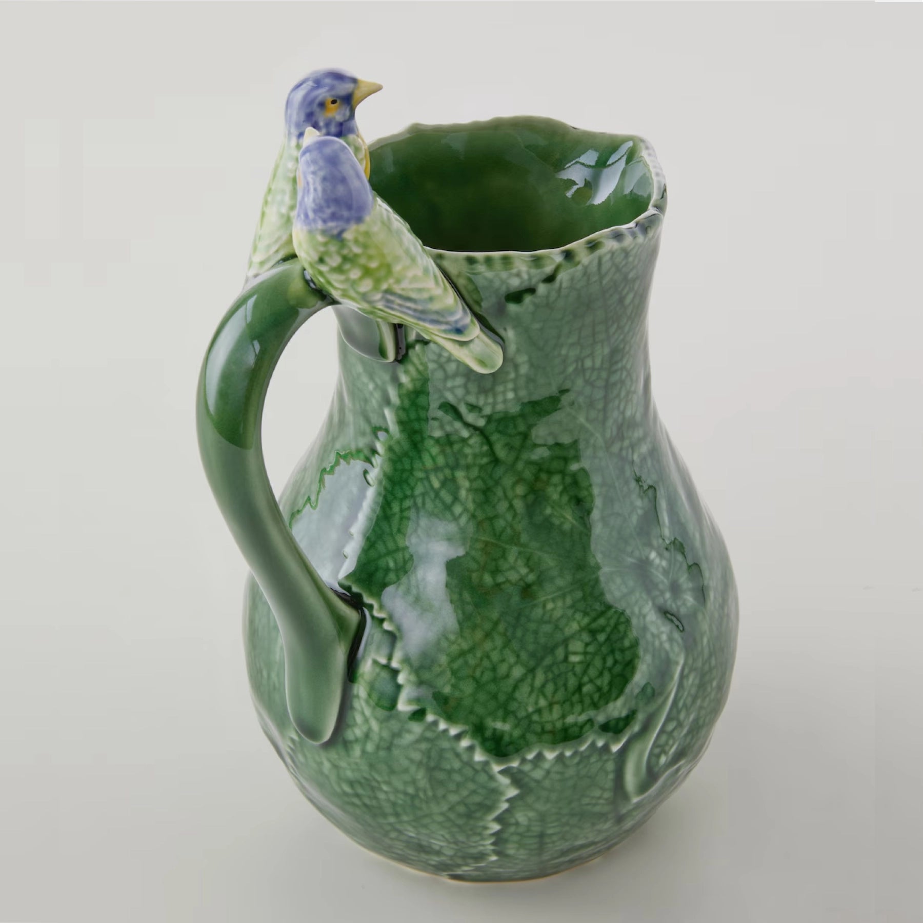 Vista lateral de la jarra decorativa hecha a mano