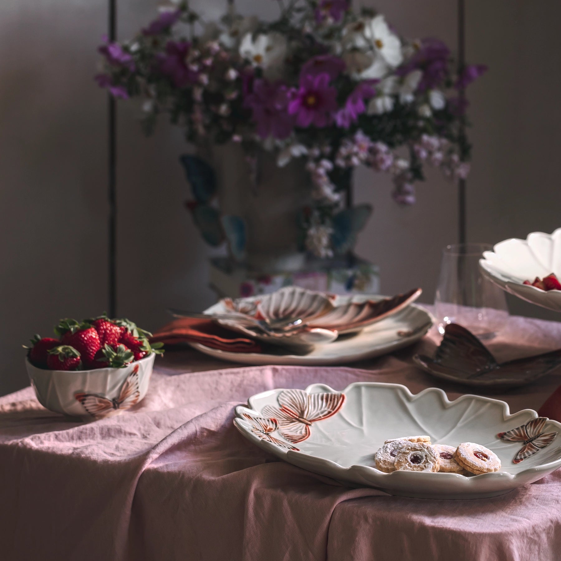 Plato decorativo y set vajilla Claudia Schiffer Bordallo Pinheiro sobre mesa elegante