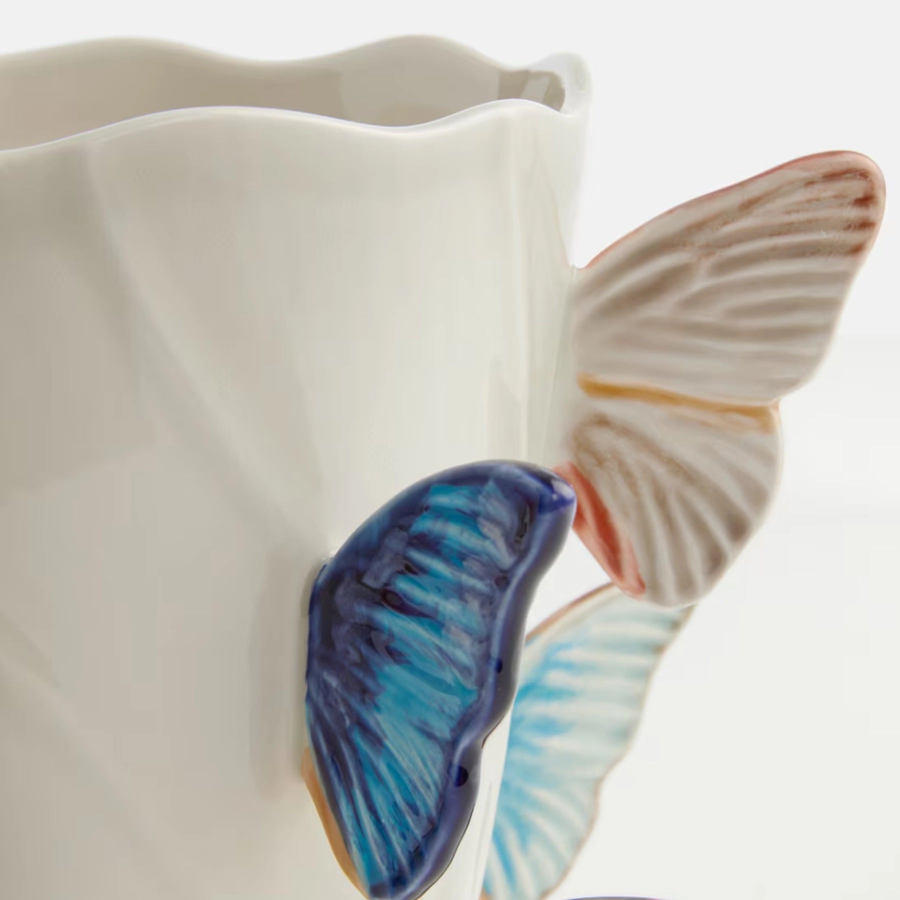 Vista frontal del florero decorativo Cloudy Butterflies, diseño de autor