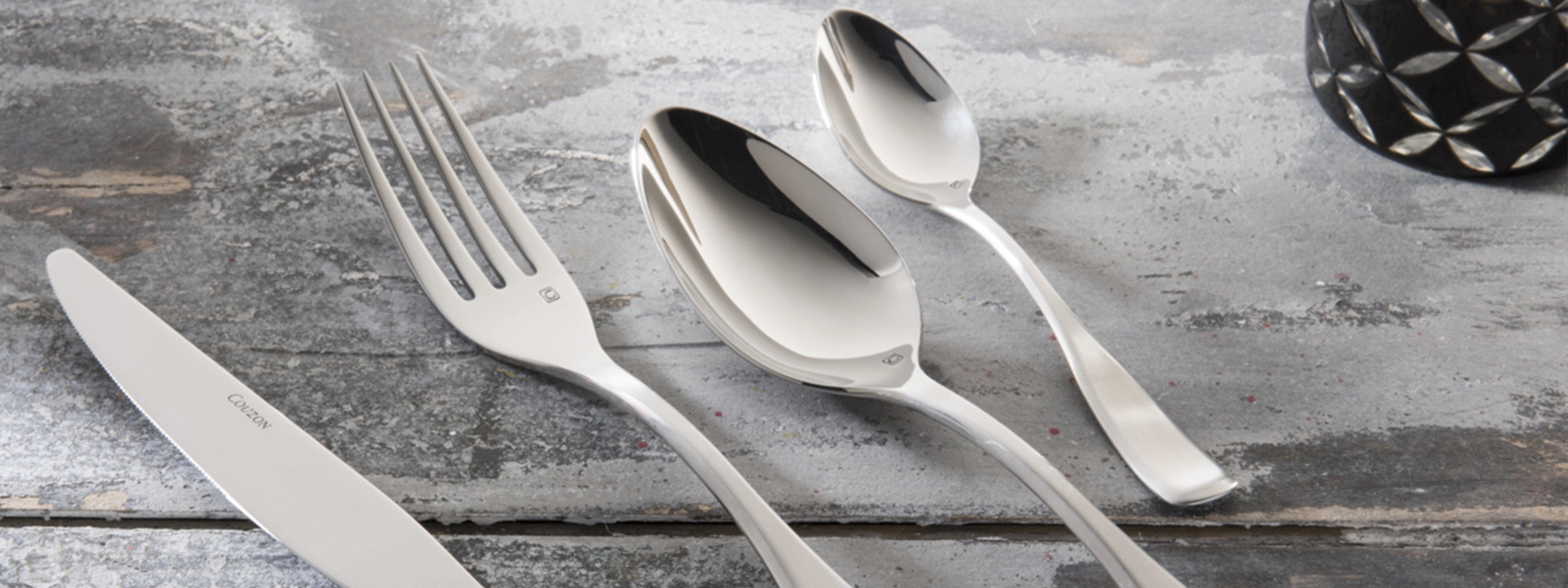 Cubiertos Couzon sobree una mesa de madera