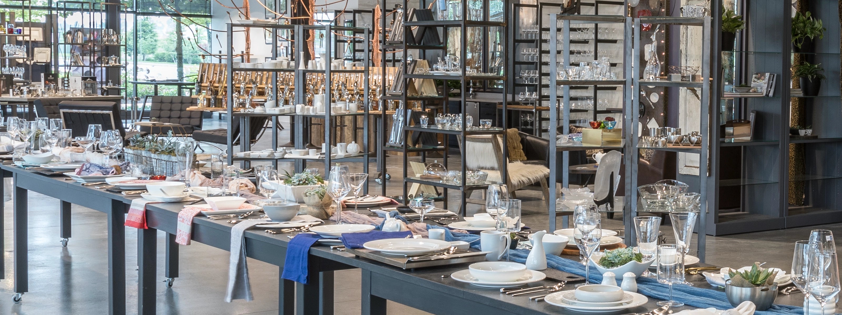 Juego de vajilla en porcelana y cubertería profesional de acero inoxidable de Fortessa, perfecto para uso diario.