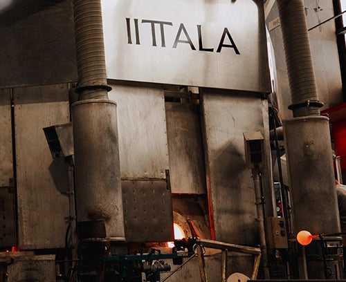 Horno de iittala fabricando porcelana y cristal de alta calidad.