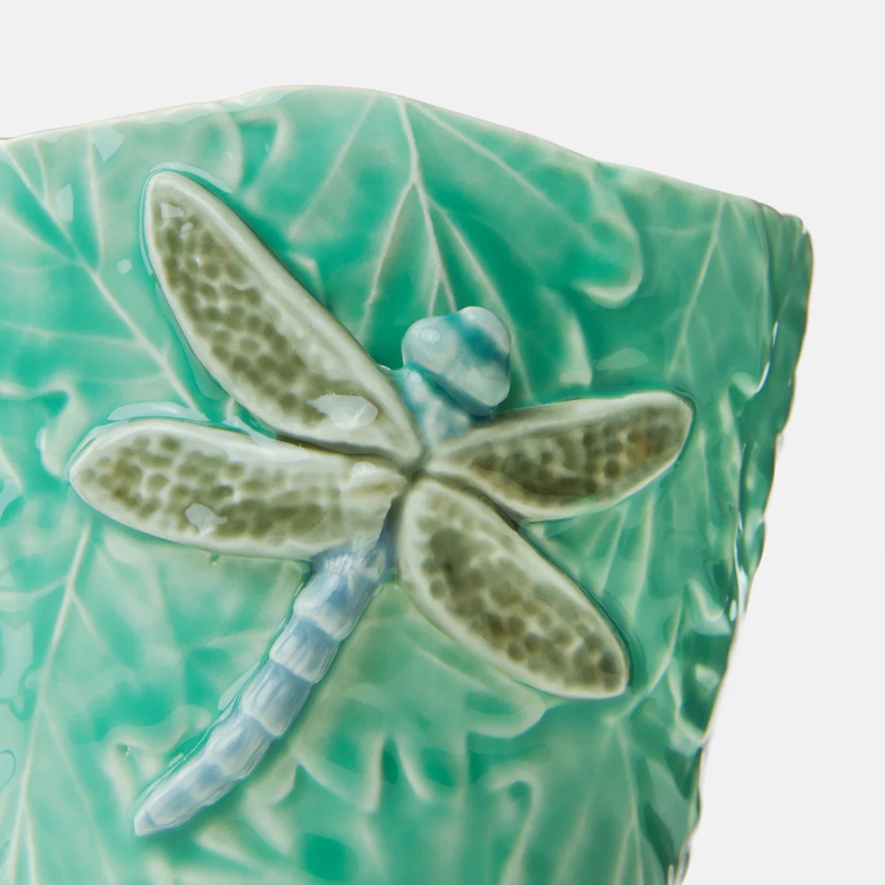 Detalle de los relieves e insectos en floreros artesanales 2