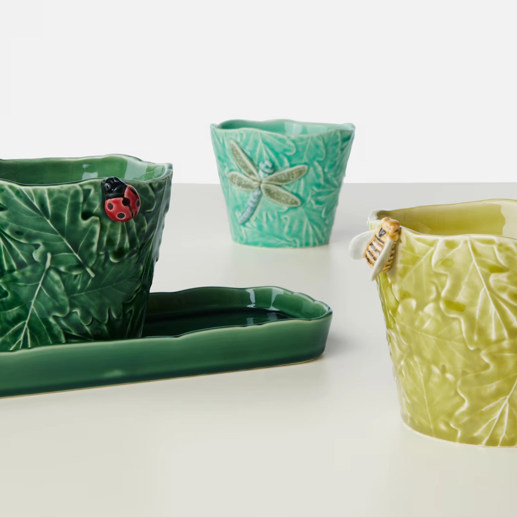 Floreros decorativos con diseño botánico y acabado brillante