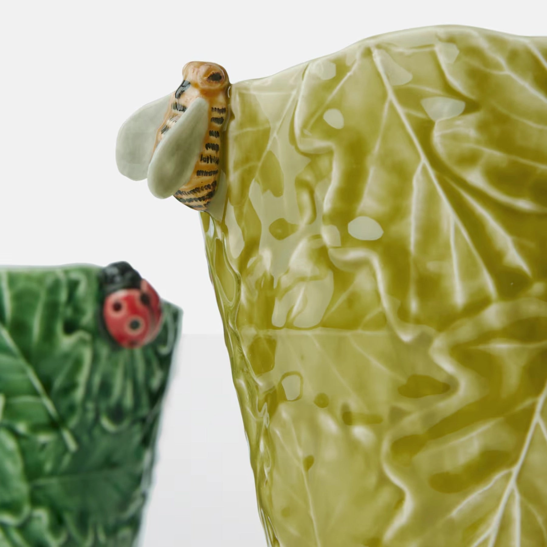 Detalle de los relieves e insectos en floreros artesanales 1