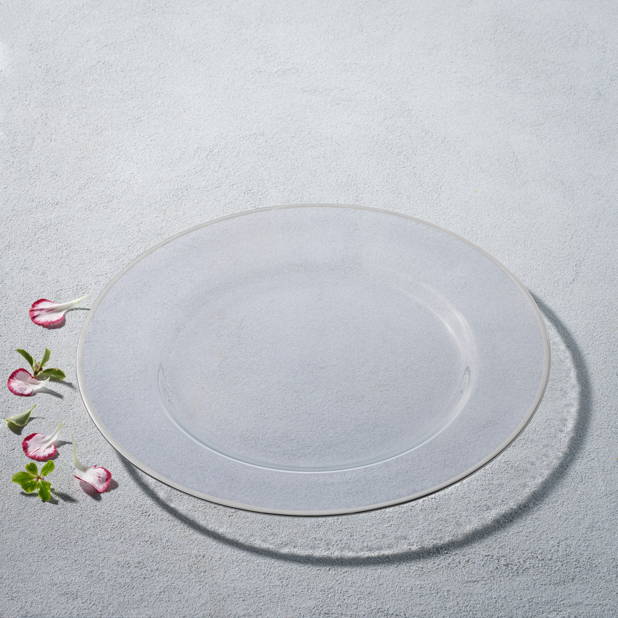 Plato Base Vikko Silver de Kadra, listo para servir, destacando la decoración de mesa.