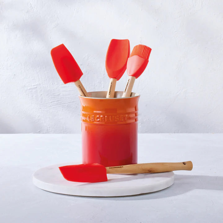 Bote Le Creuset Volcánico con utensilios de cocina