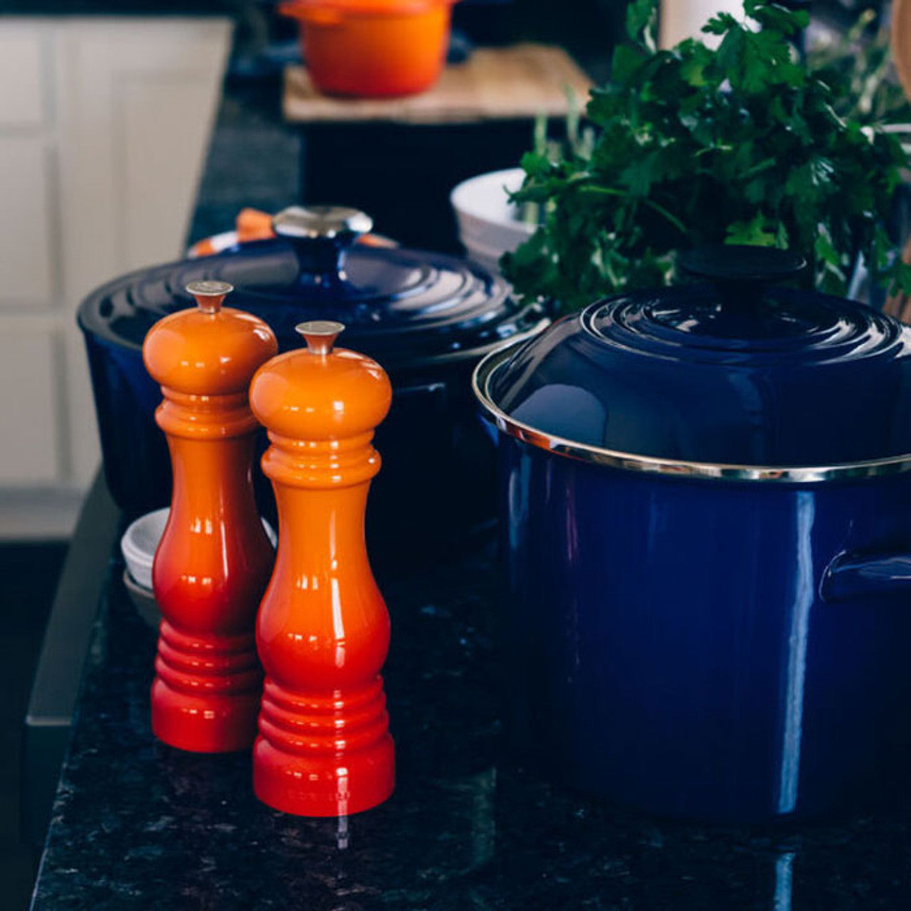 Detalle del molinillo Le Creuset con acabado brillante