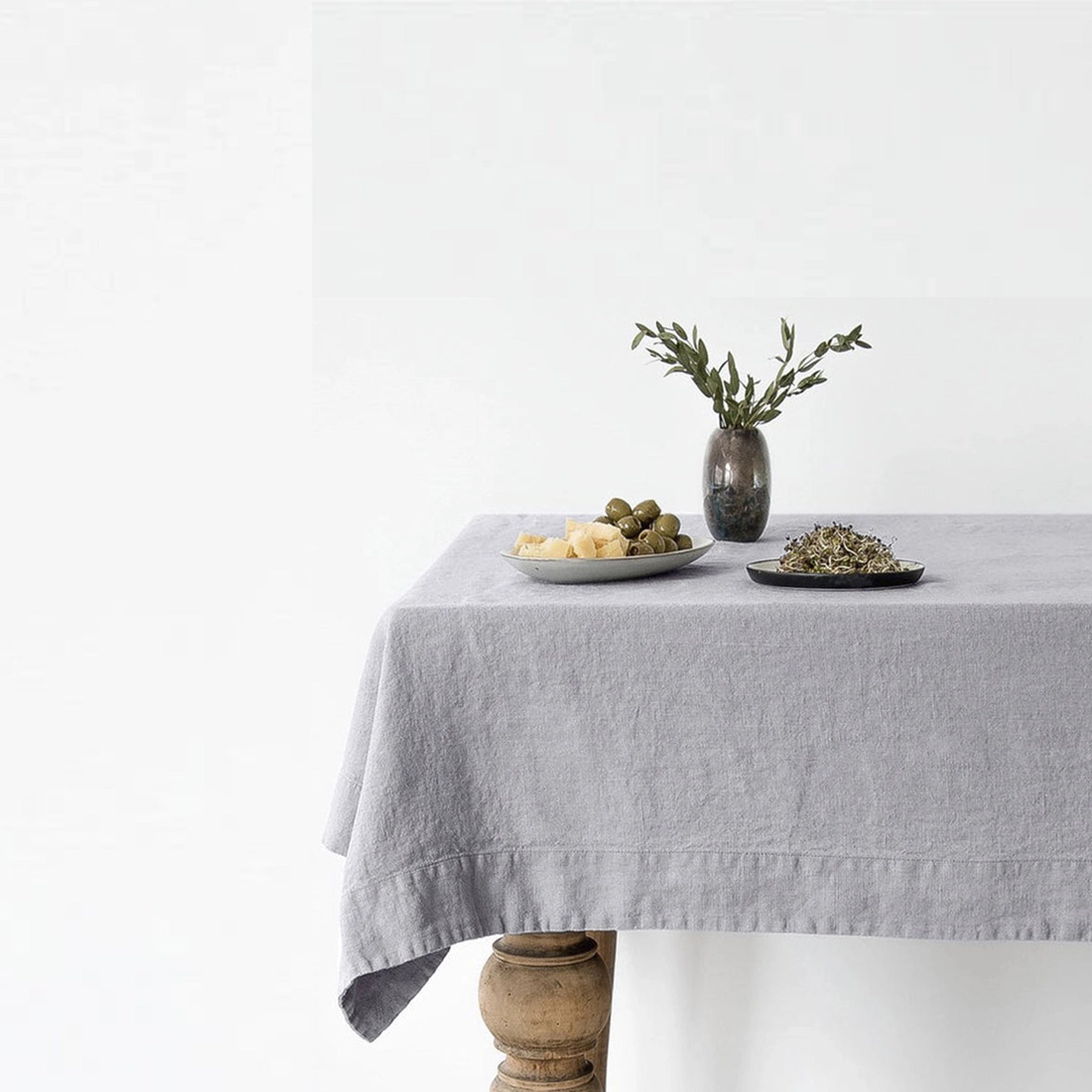 Mesa de comedor minimalista decorada con el mantel Light Grey