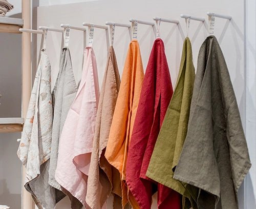 Hermosas servilletas de lino hechas a mano en una amplia gama de colores.