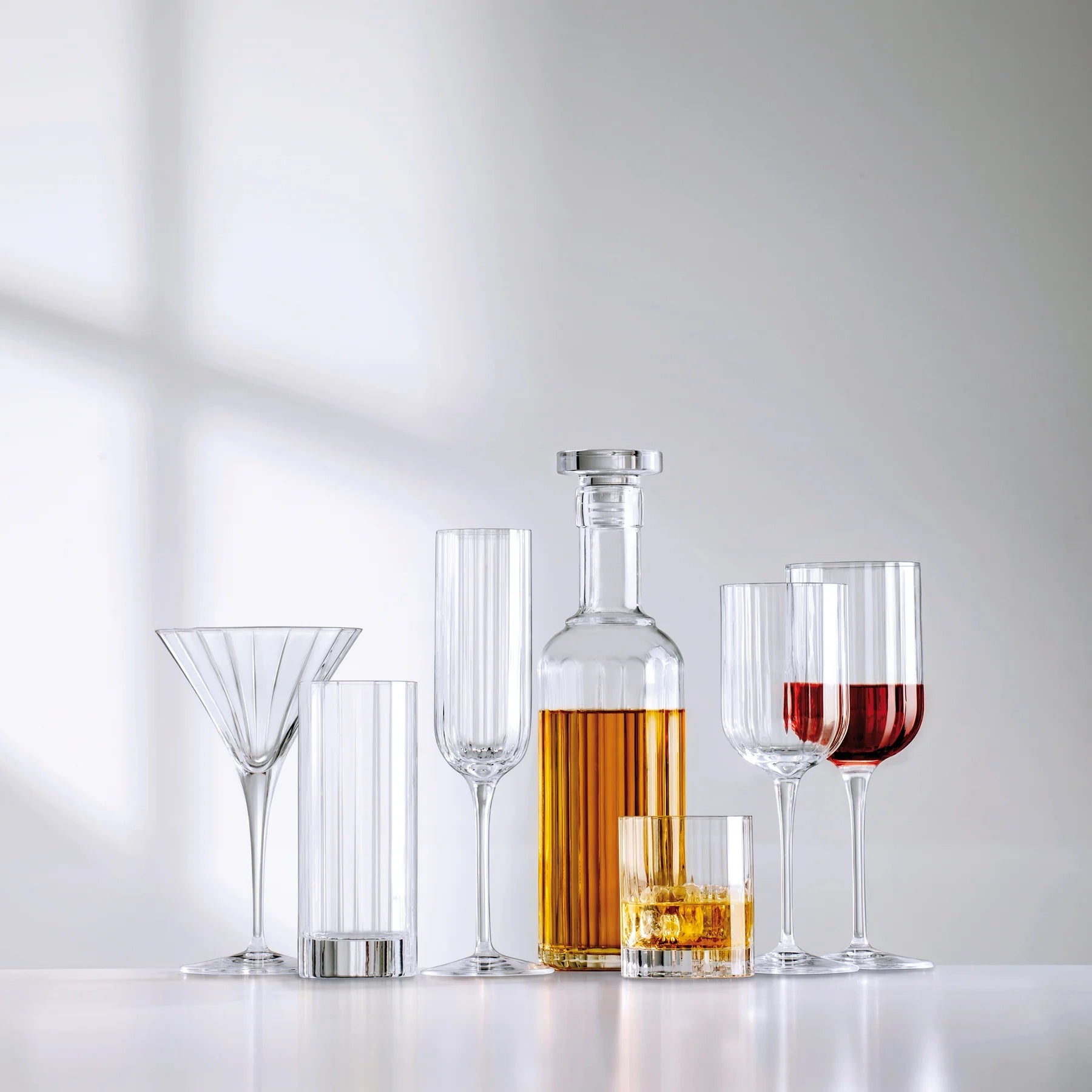 Copa de la línea Bach sobre mesa elegante, lista para servir vino blanco