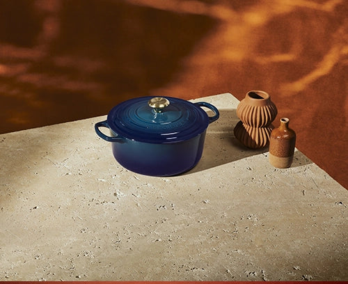 mini-cocotte-azul-marsella-le-creuset-en-ambiente-minimalista