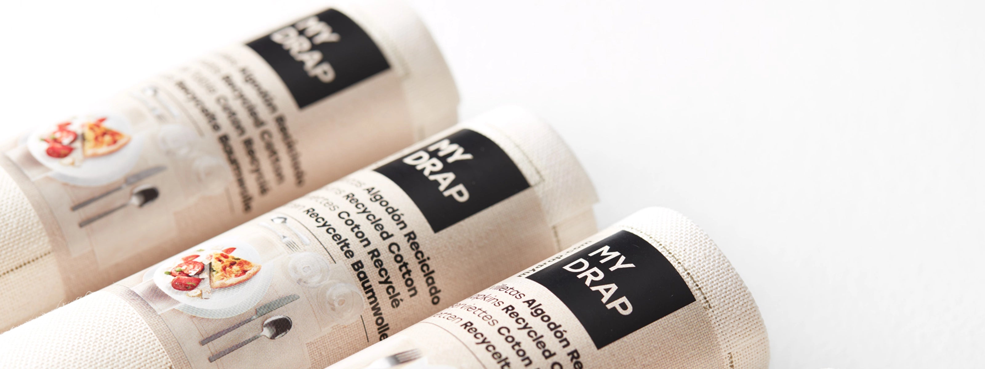 Detalle de un rollo de servilletas My Drap de color blanco con la marca visible, destacando la textura y suavidad del tejido.