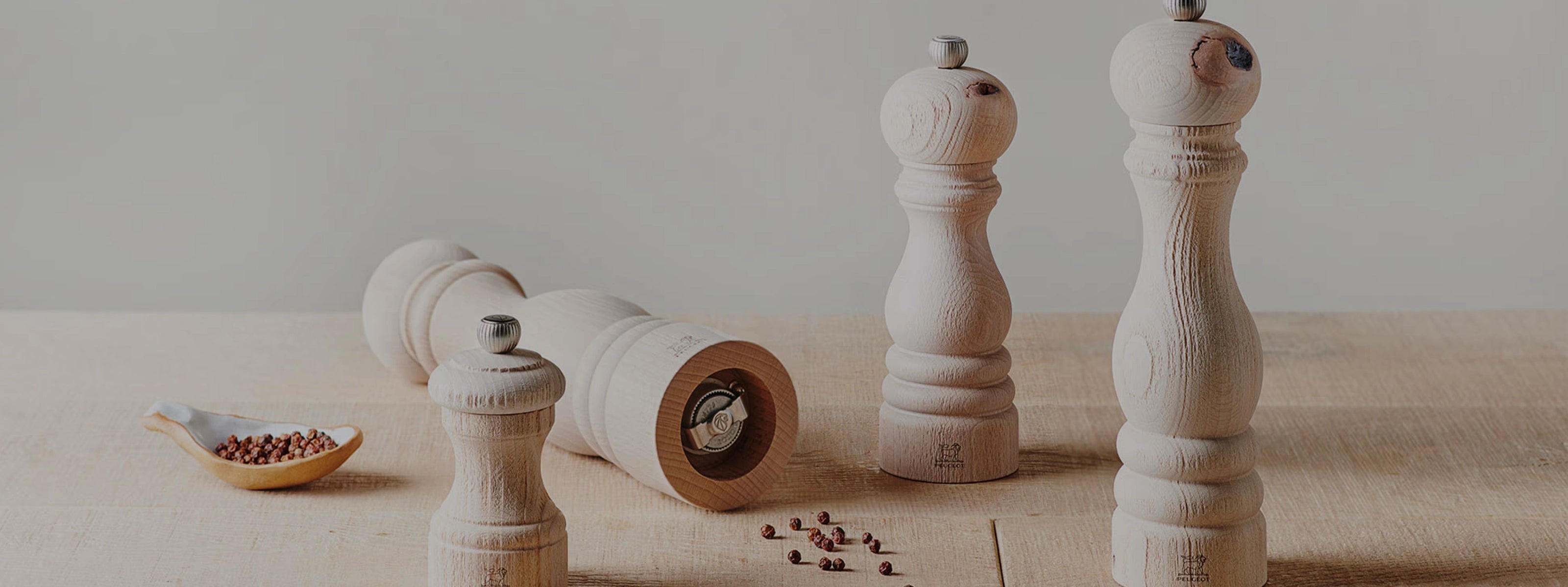 Molinillos Peugeot de madera de olivo para sal y pimienta, ideal para cocina gourmet.