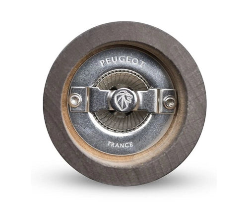 Molinillo de pimienta Peugeot de madera con mecanismo de precisión.