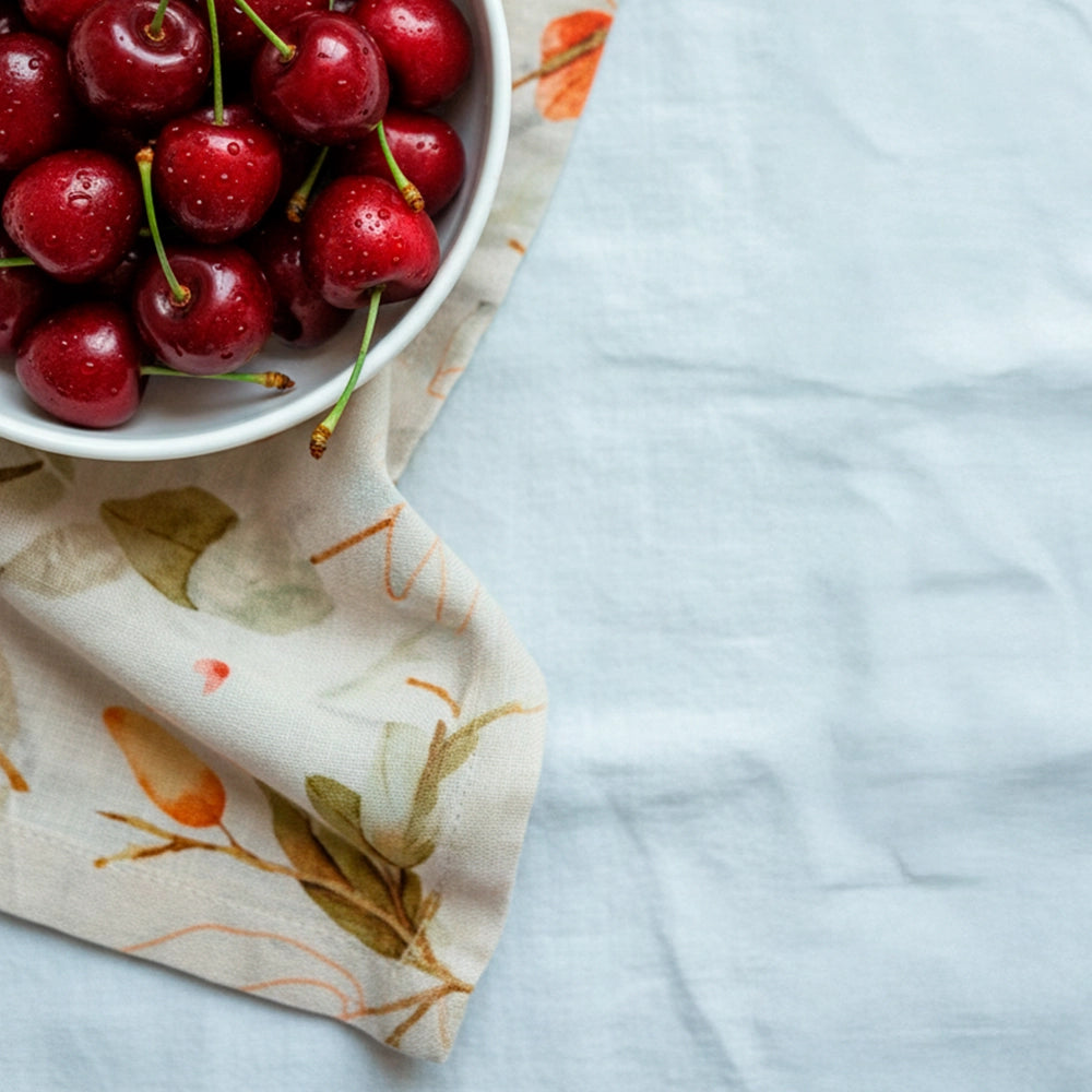 Servilleta natural leaves sobre una mesa aportando un toque de frescura orgánica.