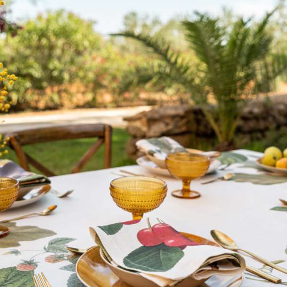 Servilletas Fruit Love dobladas sobre una mesa elegante