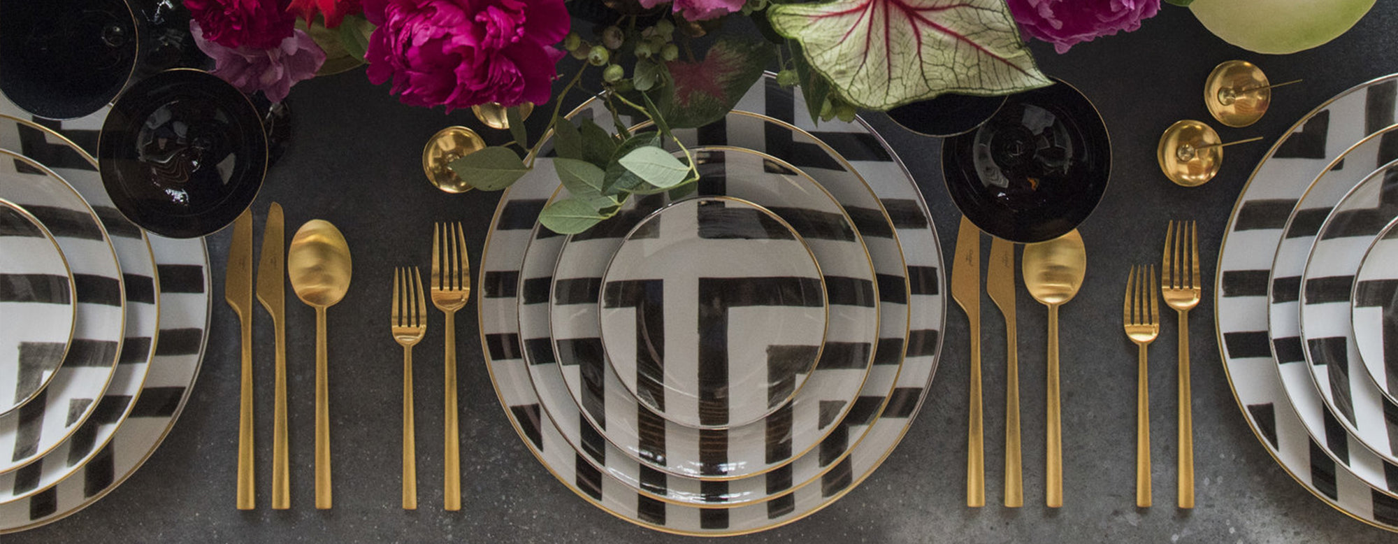 Close-up del plato de porcelana Sol & Sombra, mostrando la aplicación de oro y platino realizada a mano.