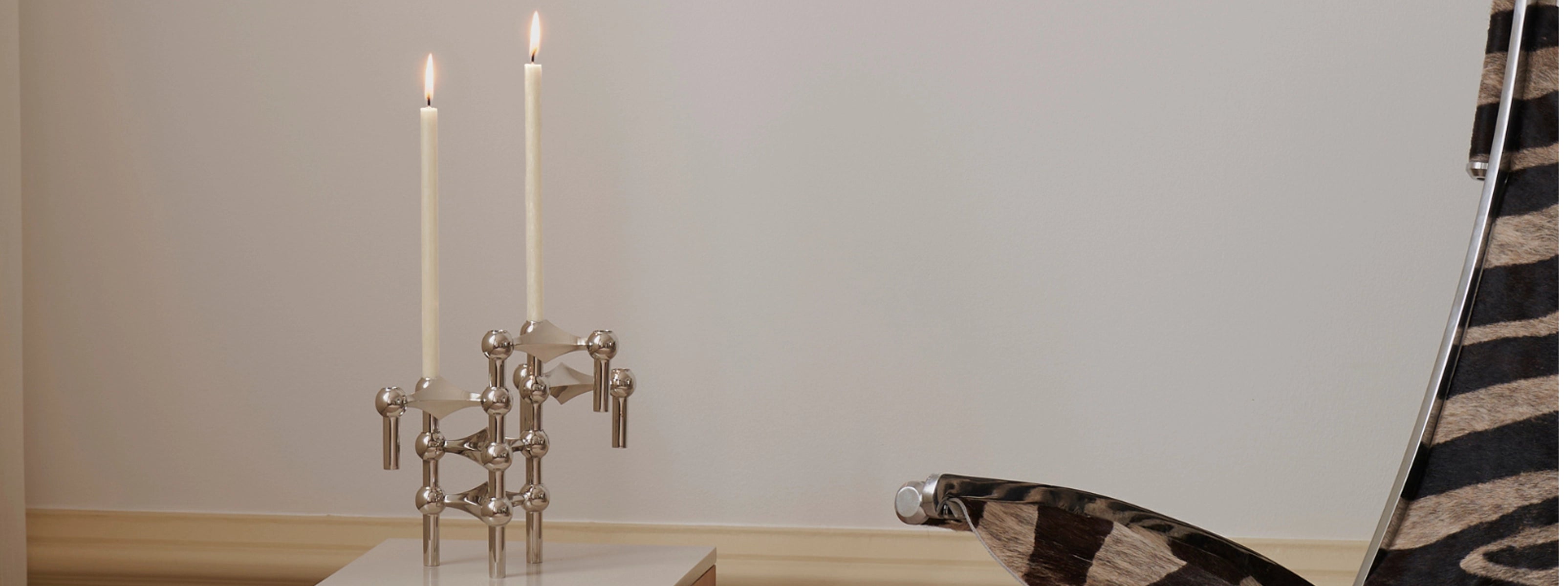 Escultura modular de candelabros Stoff Nagel, una composición alta y personalizada con múltiples unidades.