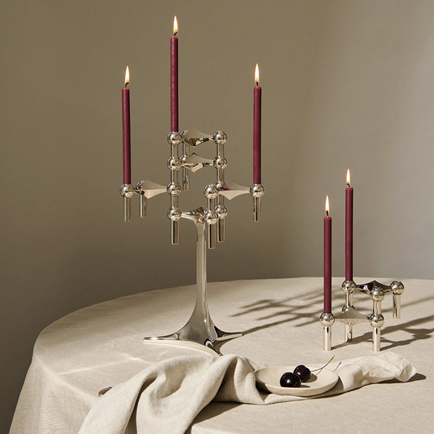 Vela vino tinto combinada con mantel color crema