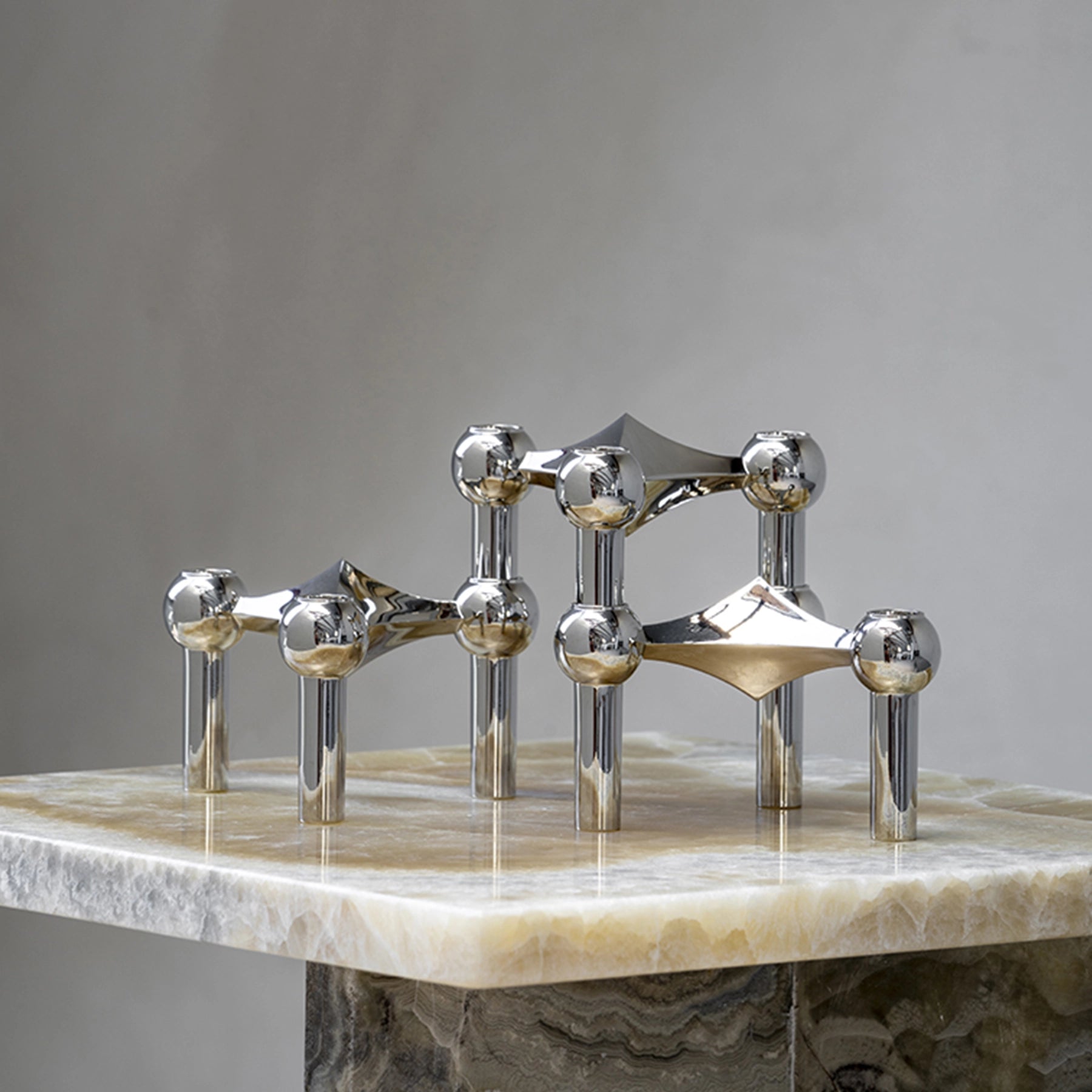 Candelabros cromados Nagel STOFF, set de 3, apilados artísticamente.