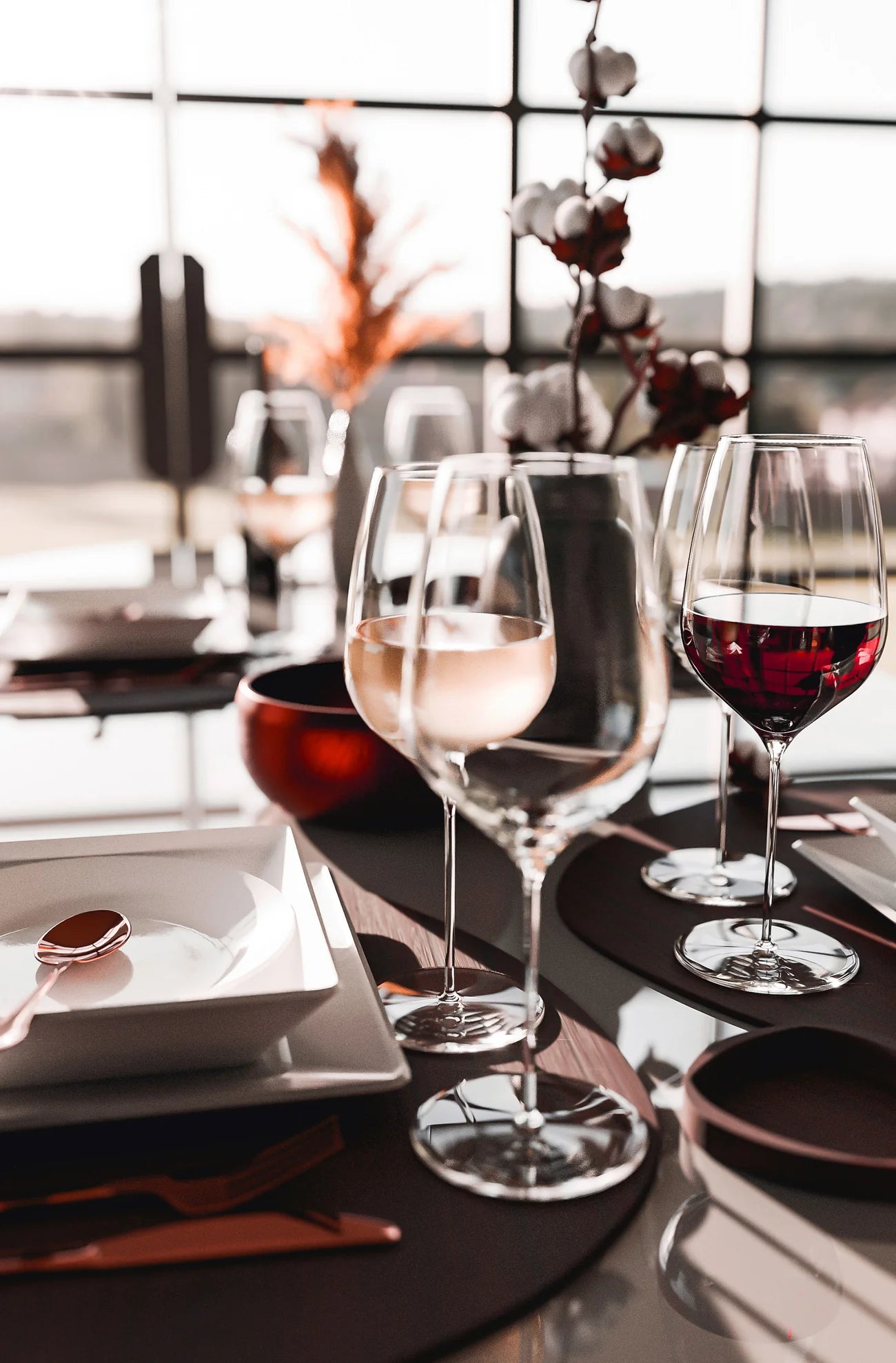 Copa Burgundy FINO servida con vino tinto en ambiente elegante